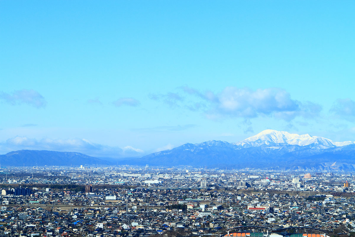 一宮市の街並みと冬の伊吹山