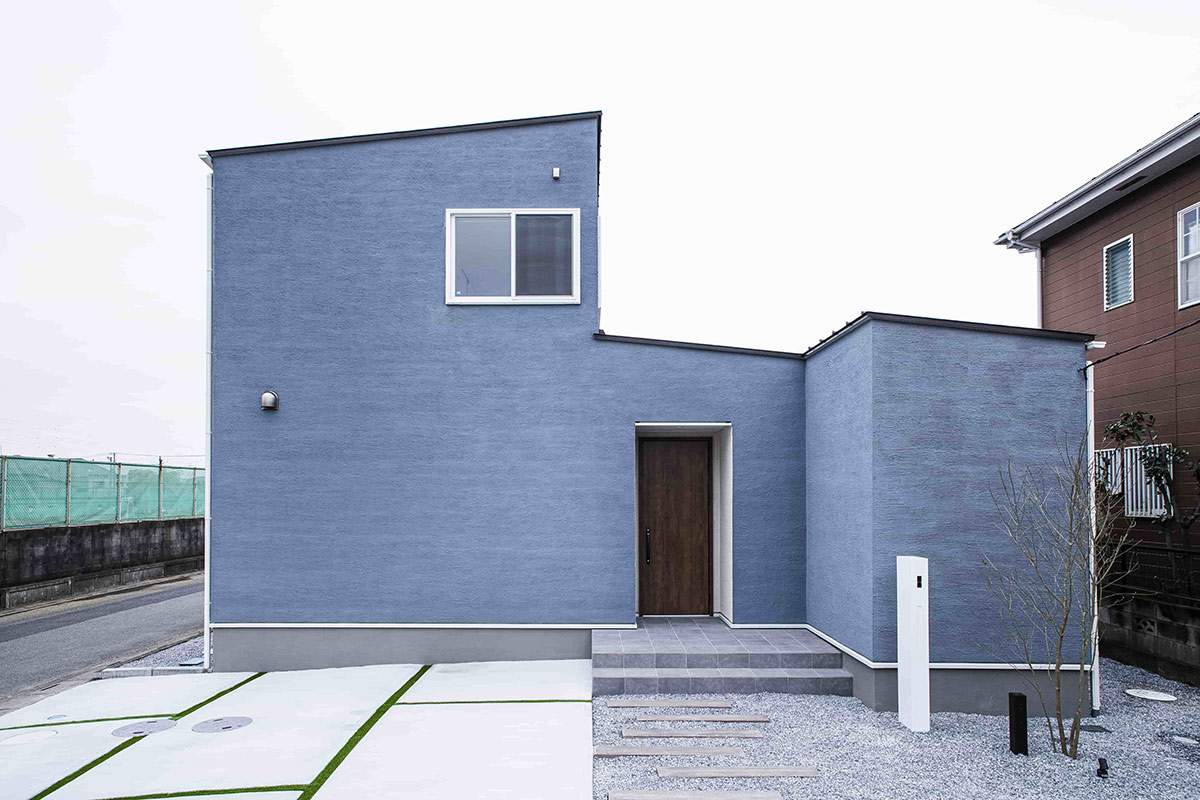 紺色の外観の家