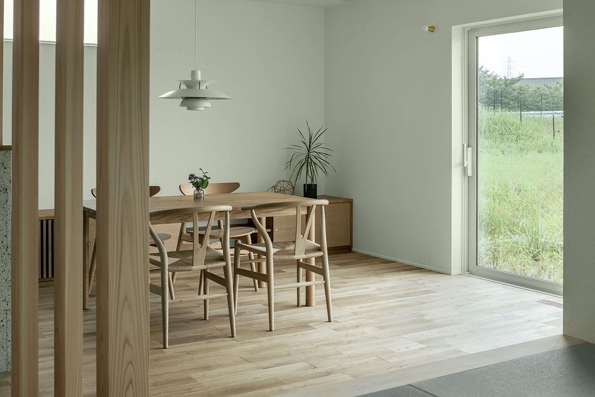 視線を外し光を招くリビング