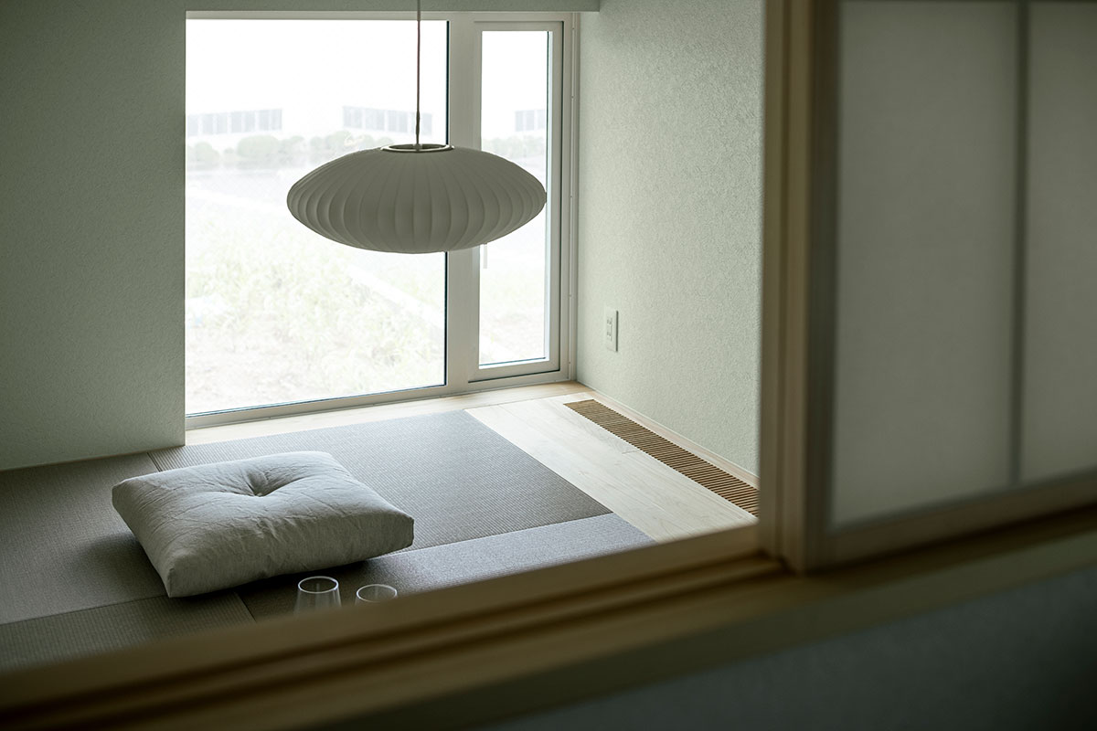 緑を切り取る静かな畳コーナー