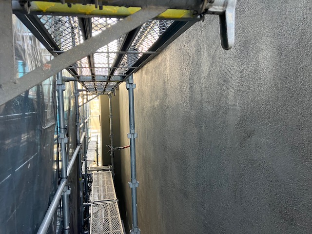 外壁モルタル塗り壁工事　養生期間