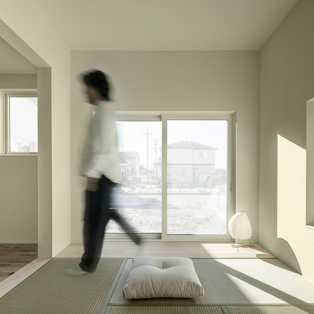 掃き出し窓はあえて高さを抑え、視線と光がやわらかく室内に届くよう設計しました。 庭の気配を近くに感じながらも、落ち着いて過ごせる和室です。