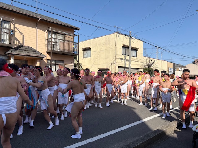 日曜日は裸祭りに参加